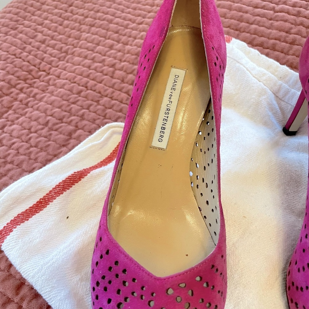 Diane con Furstenberg DVF fuscia pumps - Picture 3 of 7
